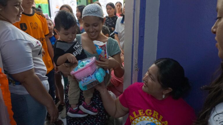 Entrega de juguetes a niñez migrante